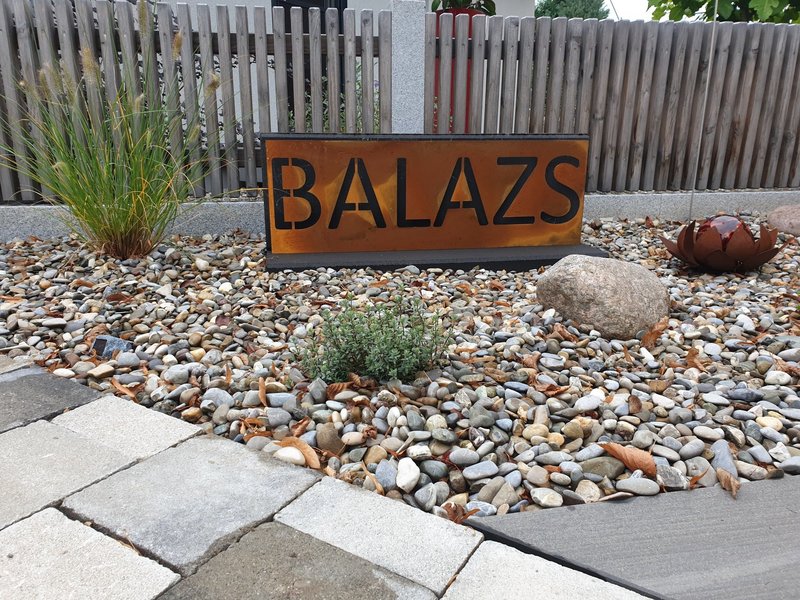 Firmenschild aus Cortenstahl