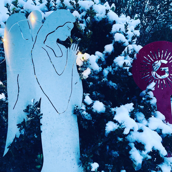 Betender Engel im Schnee