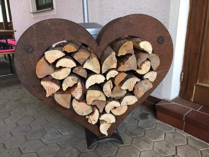 Holzständer in Herzform aus Cortenstahl