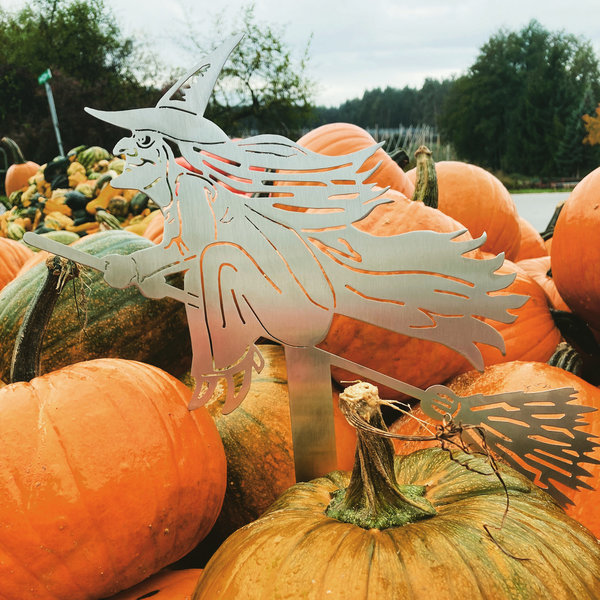 Hexe im Kürbisfeld Halloween Deko